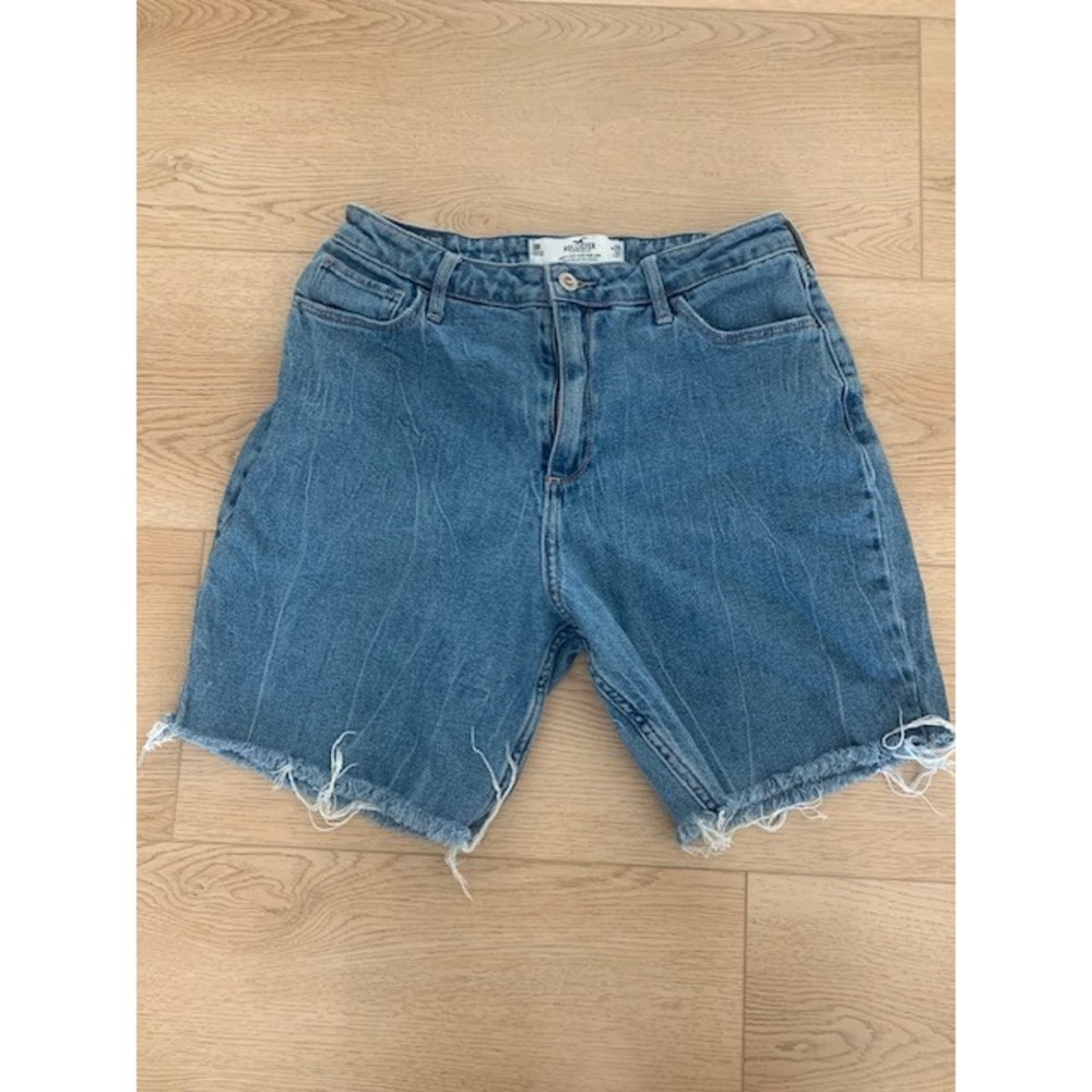 Hollister Curvy High-Rise Mom Jean Shorts Medium Wash Raw Hem Size 9R W29